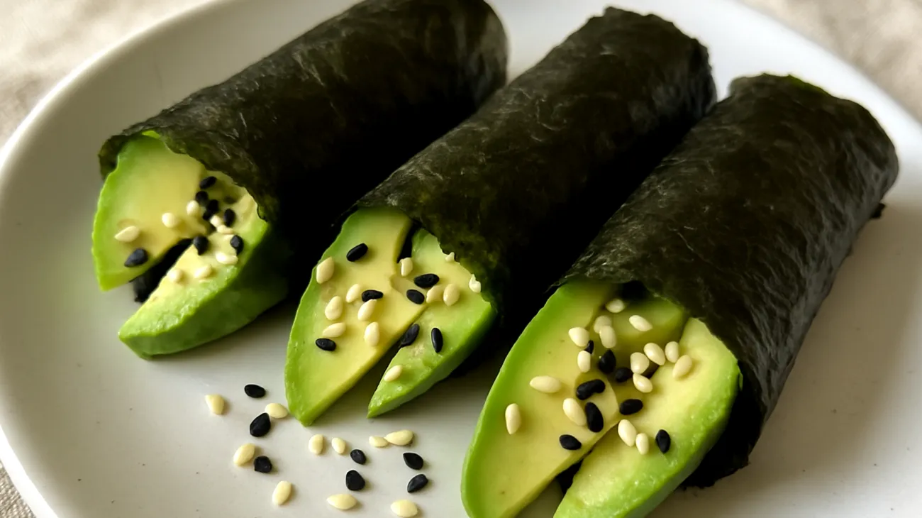 Nori-Algen-Wraps mit Sesam und Avocado"