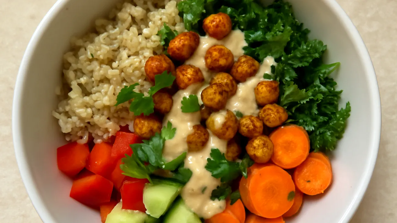 Quinoa-Salat mit gerösteten Kichererbsen und Tahini-Dressing"